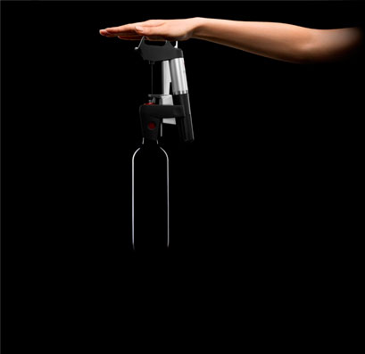 Надавливаем ладонью сверху на систему Coravin фото